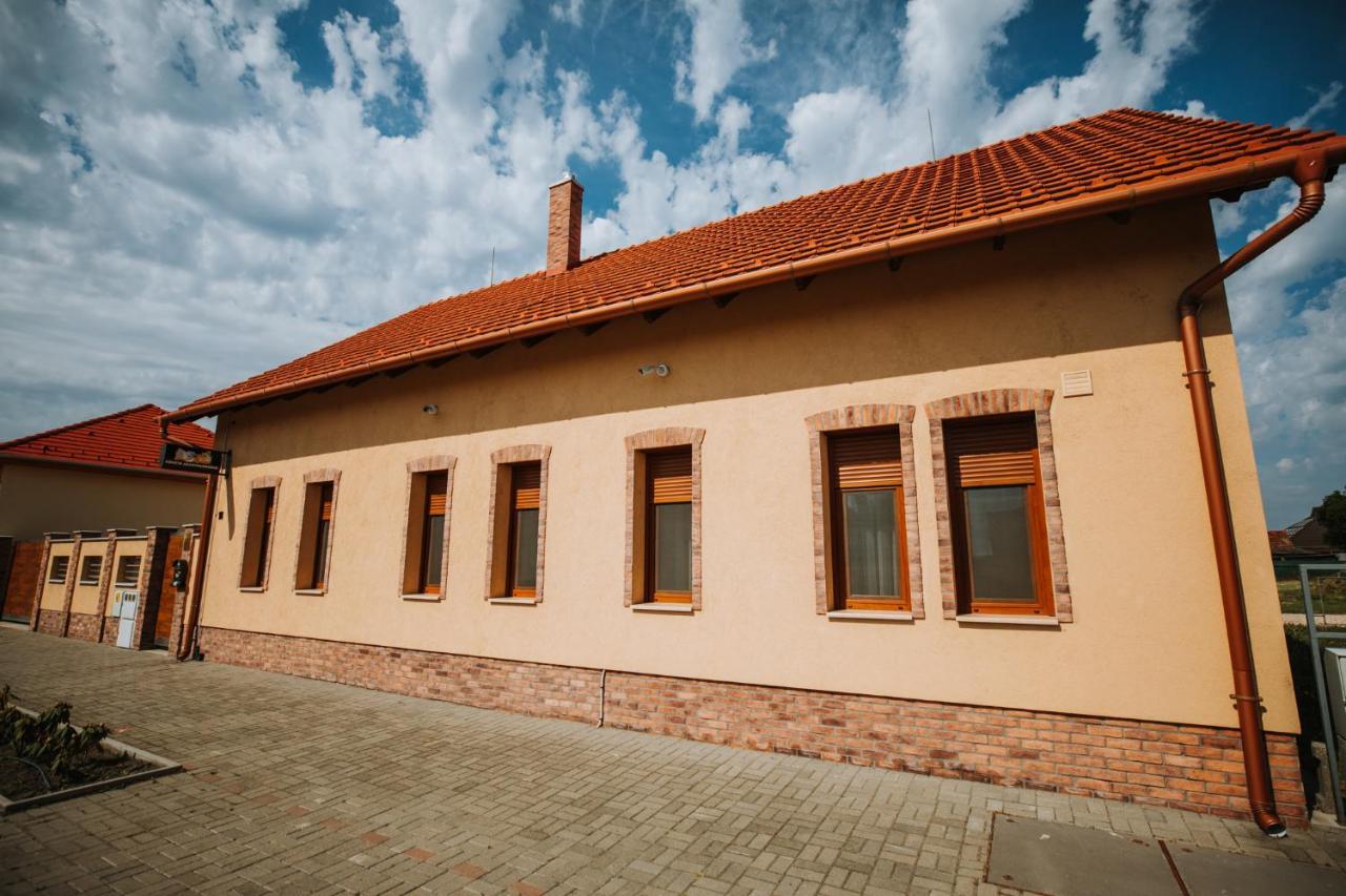 Németh Apartmanházak Mórahalom Extérieur photo